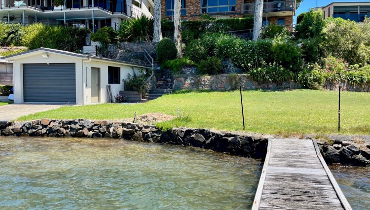 6 House - Lakeside